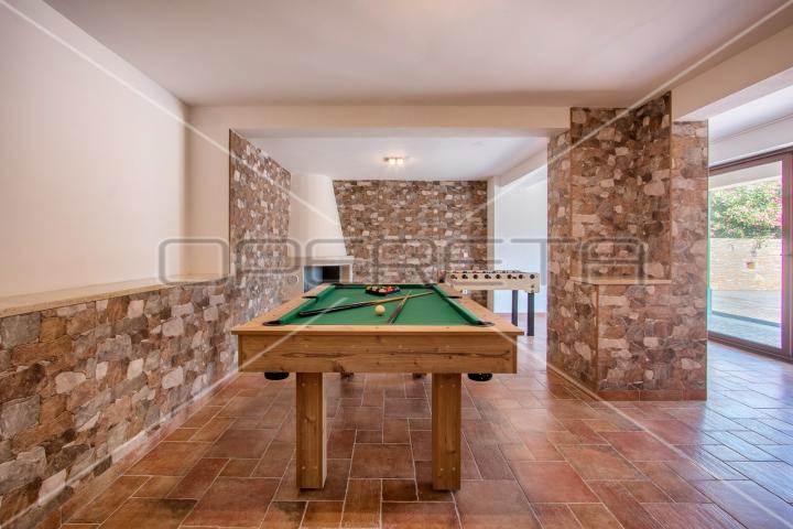 Apartmanska kuća s bazenom na top lokaciji u Puli