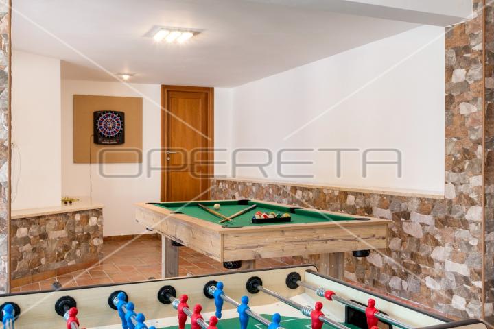 Apartmanska kuća s bazenom na top lokaciji u Puli