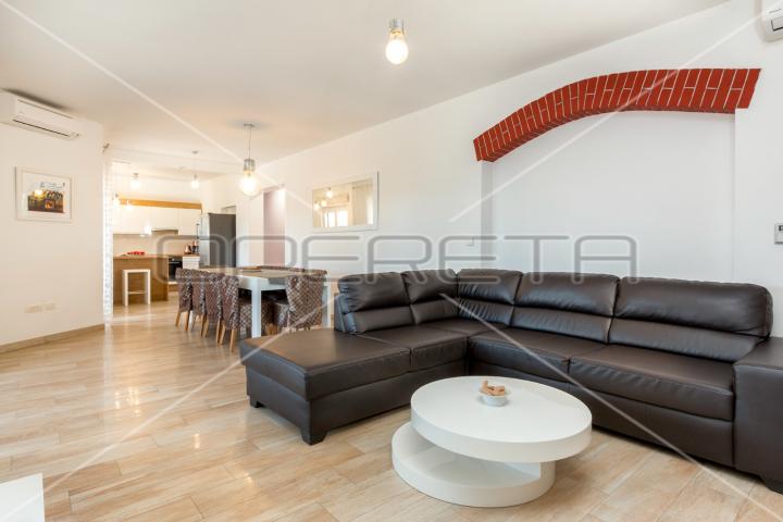 Apartmanska kuća s bazenom na top lokaciji u Puli