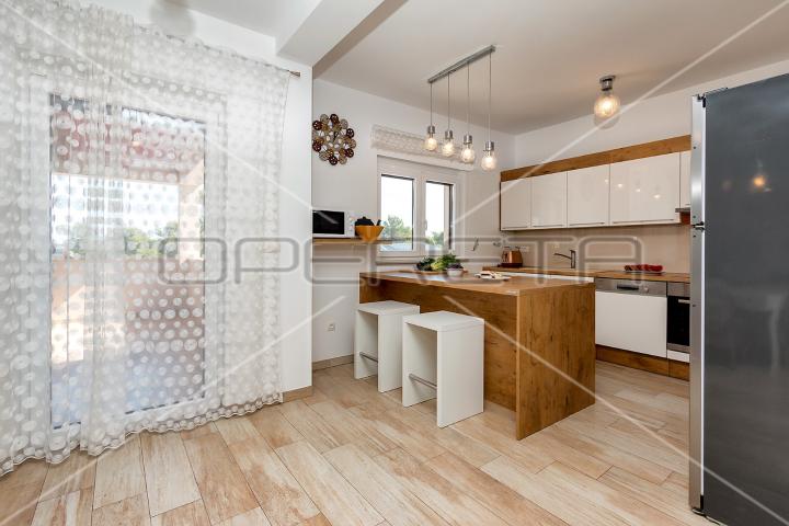 Apartmanska kuća s bazenom na top lokaciji u Puli