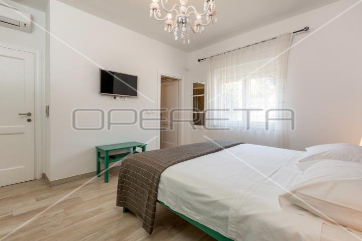 Apartmanska kuća s bazenom na top lokaciji u Puli