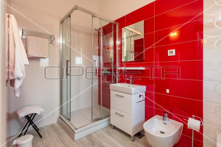 Apartmanska kuća s bazenom na top lokaciji u Puli