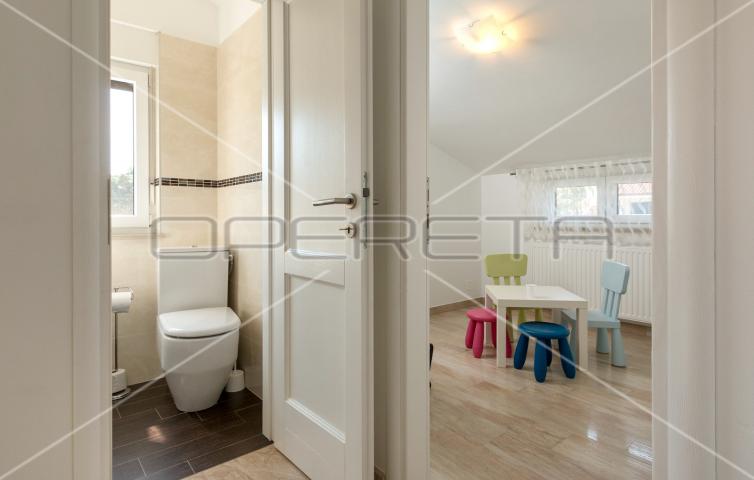 Apartmanska kuća s bazenom na top lokaciji u Puli