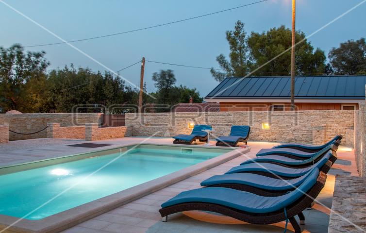 Apartmanska kuća s bazenom na top lokaciji u Puli