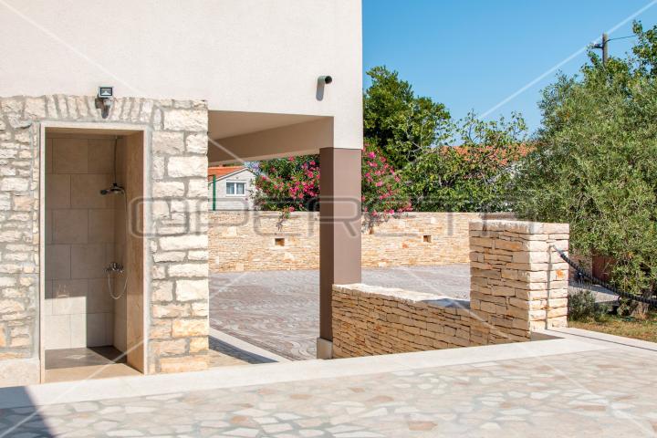 Apartmanska kuća s bazenom na top lokaciji u Puli