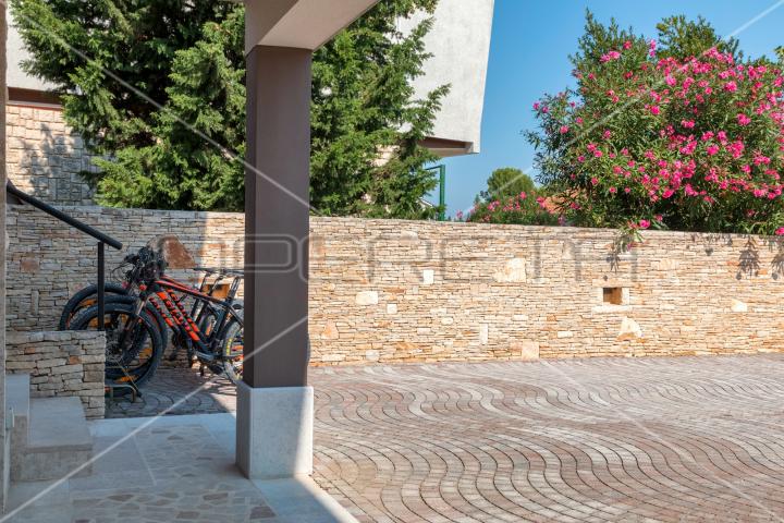 Apartmanska kuća s bazenom na top lokaciji u Puli