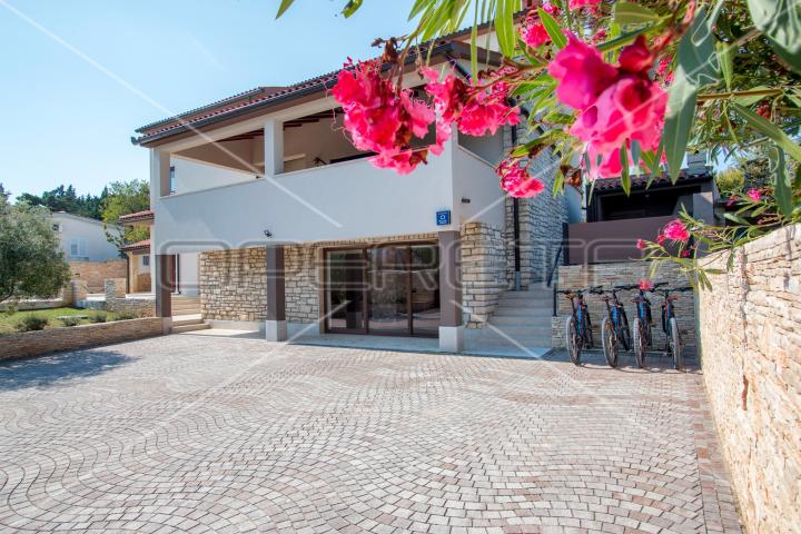 Apartmanska kuća s bazenom na top lokaciji u Puli