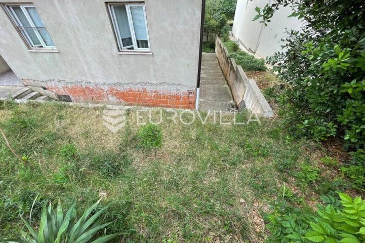 Pula, Vidikovac, jednosoban stan u prizemlju s vrtom