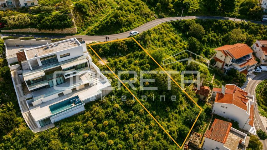 Ekskluzivno zemljište s građevinskom dozvolom za vilu s bazenom i panoramskim po