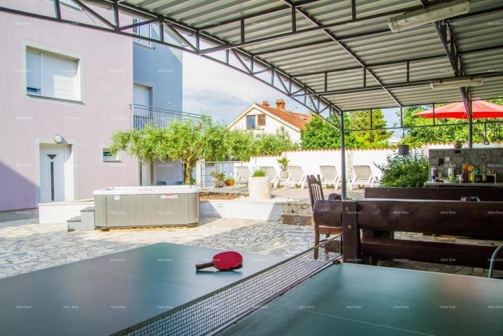 Kuća Na prodaju: Apartmanska kuća s bazenom i pogledom na more – Banjole!