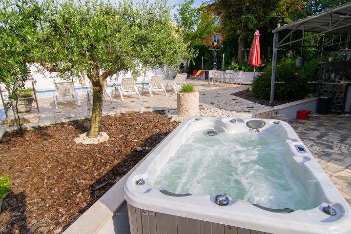 Kuća Na prodaju: Apartmanska kuća s bazenom i pogledom na more – Banjole!