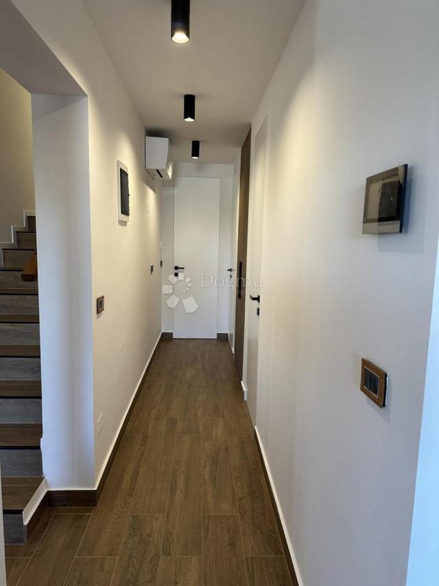 MODERAN DVOSOBNI STAN 15 M OD MORA - UMAG