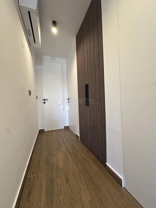MODERAN DVOSOBNI STAN 15 M OD MORA - UMAG