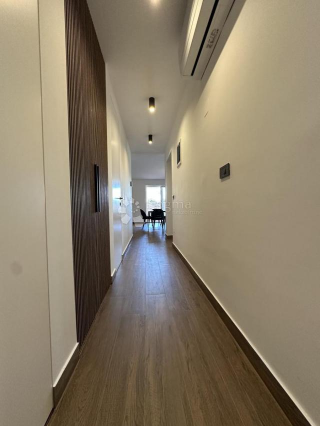 MODERAN DVOSOBNI STAN 15 M OD MORA - UMAG