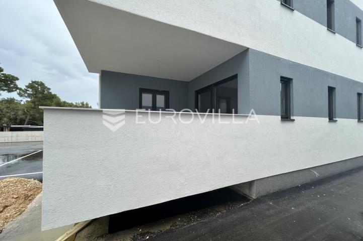 Biograd na moru, dvosobni apartman u prizemlju površine 69,85 m²