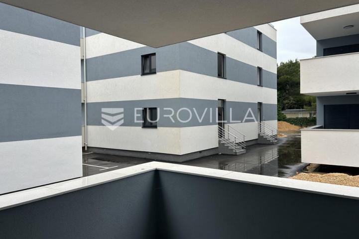 Biograd na moru, dvosobni apartman u prizemlju površine 69,85 m²