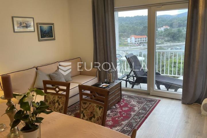 Otok Korčula, Lumbarda, dvoetažni stan površine 127 m², 2 red uz more