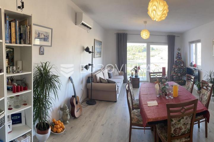 Otok Korčula, Lumbarda, dvoetažni stan površine 127 m², 2 red uz more