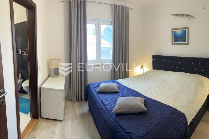 Otok Korčula, Lumbarda, dvoetažni stan površine 127 m², 2 red uz more