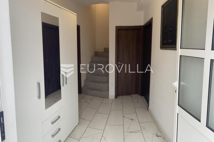 Otok Korčula, Lumbarda, dvoetažni stan površine 127 m², 2 red uz more