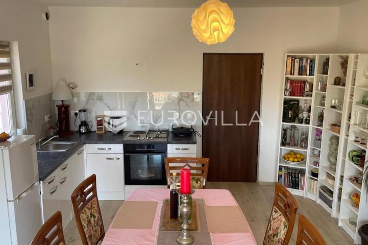 Otok Korčula, Lumbarda, dvoetažni stan površine 127 m², 2 red uz more