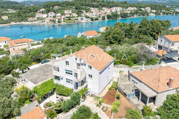 Otok Korčula, Lumbarda, dvoetažni stan površine 127 m², 2 red uz more