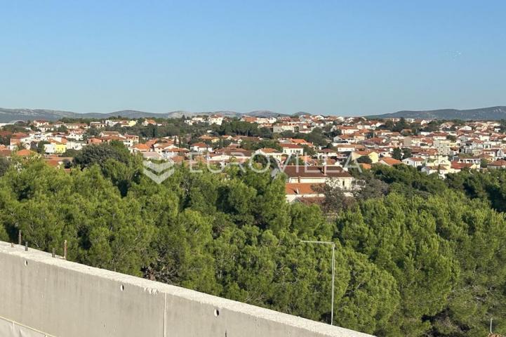 Biograd na moru, Pakoštane, dvosobni apartman s krovnom terasom i pogledom na more