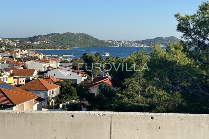 Biograd na moru, Pakoštane, dvosobni apartman s krovnom terasom i pogledom na more
