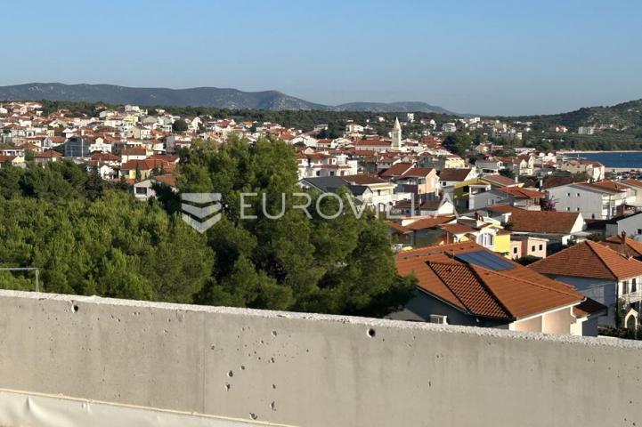 Biograd na moru, Pakoštane, dvosobni apartman s krovnom terasom i pogledom na more