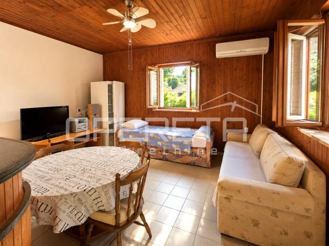 Brač, kuća za adaptaciju u mirnoj uvali Bobovišća na moru