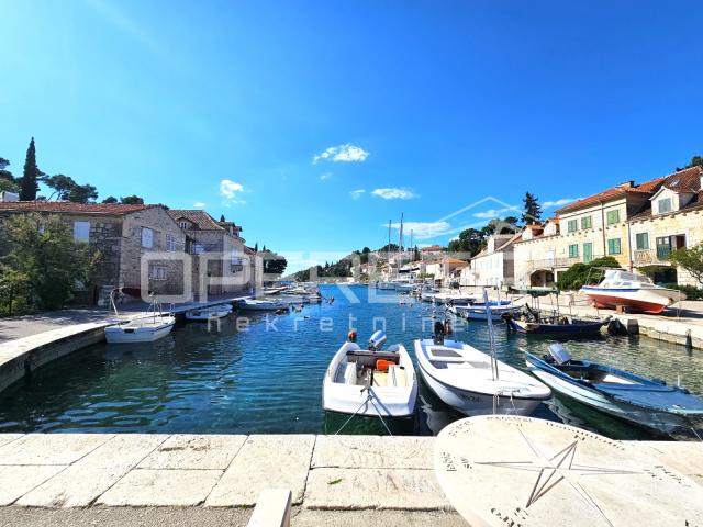Brač, kuća za adaptaciju u mirnoj uvali Bobovišća na moru
