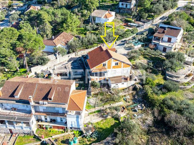Brač, kuća za adaptaciju u mirnoj uvali Bobovišća na moru