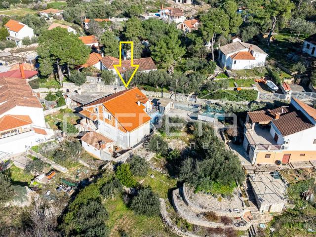 Brač, kuća za adaptaciju u mirnoj uvali Bobovišća na moru