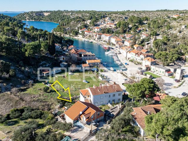 Brač, kuća za adaptaciju u mirnoj uvali Bobovišća na moru