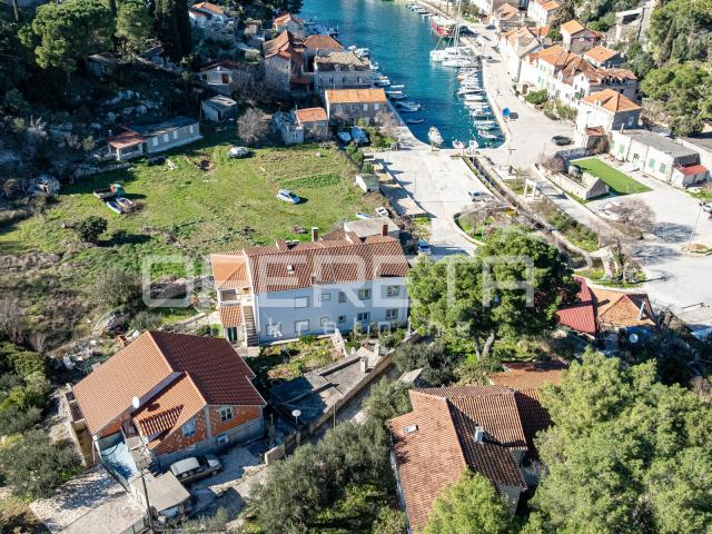Brač, kuća za adaptaciju u mirnoj uvali Bobovišća na moru