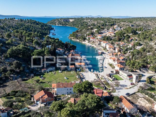 Brač, kuća za adaptaciju u mirnoj uvali Bobovišća na moru