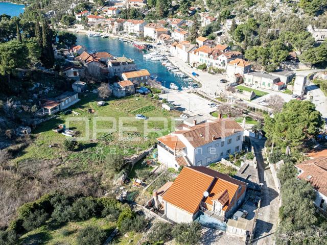 Brač, kuća za adaptaciju u mirnoj uvali Bobovišća na moru