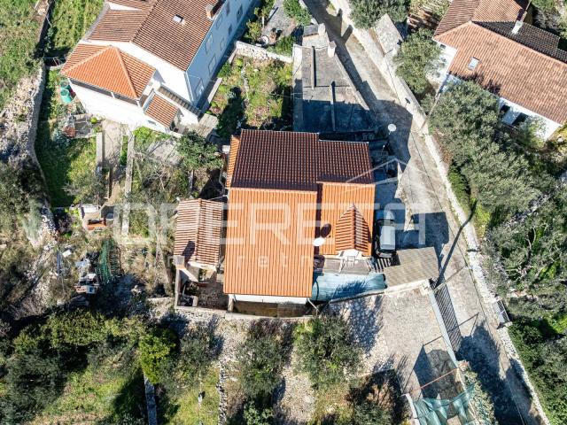 Brač, kuća za adaptaciju u mirnoj uvali Bobovišća na moru