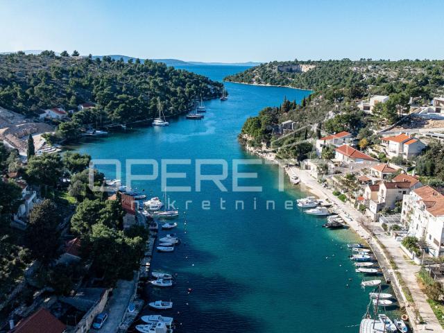 Brač, kuća za adaptaciju u mirnoj uvali Bobovišća na moru