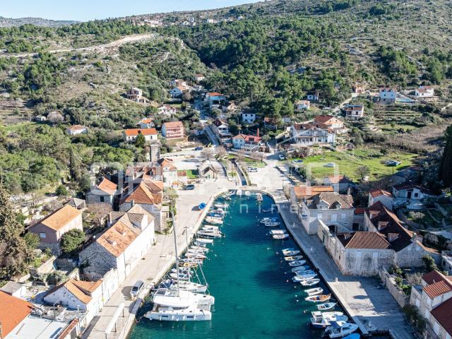 Brač, kuća za adaptaciju u mirnoj uvali Bobovišća na moru