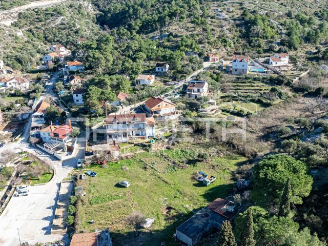 Brač, kuća za adaptaciju u mirnoj uvali Bobovišća na moru