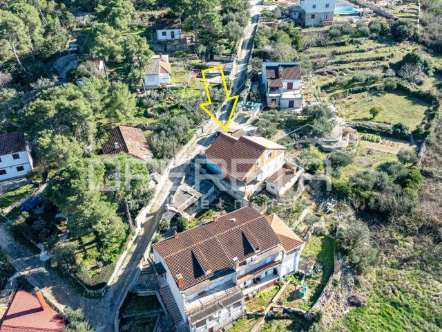Brač, kuća za adaptaciju u mirnoj uvali Bobovišća na moru
