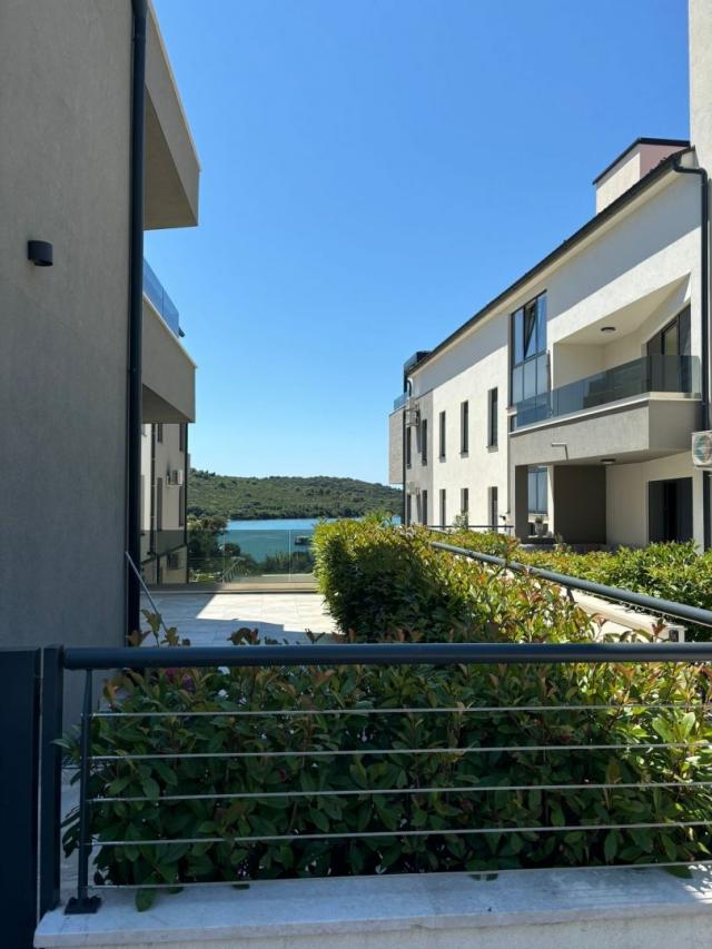 ISTRA, MEDULIN - Luksuzni stan prvi red do mora s terasom i bazenom!
