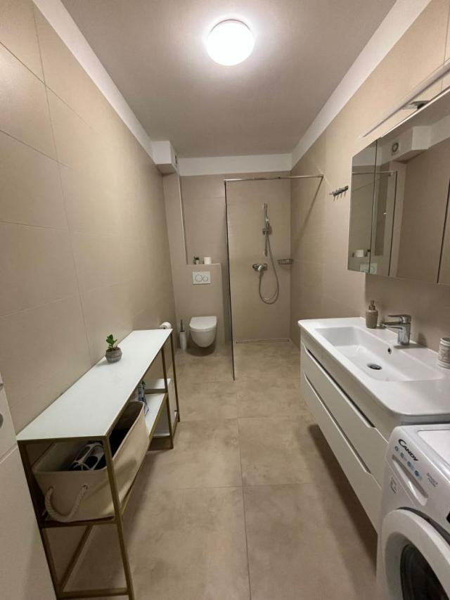 ISTRA, MEDULIN - Luksuzni stan prvi red do mora s terasom i bazenom!