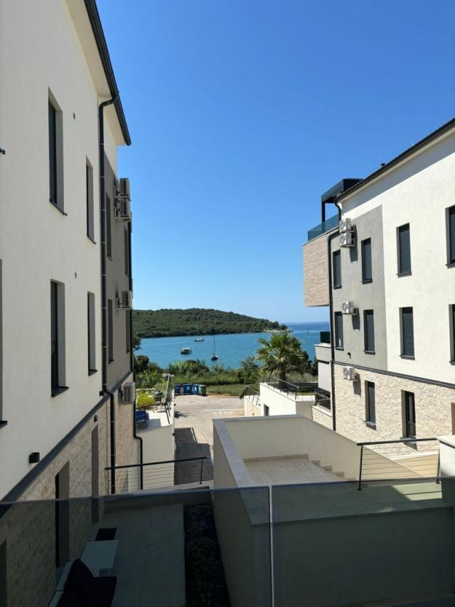 ISTRA, MEDULIN - Luksuzni stan prvi red do mora s terasom i bazenom!