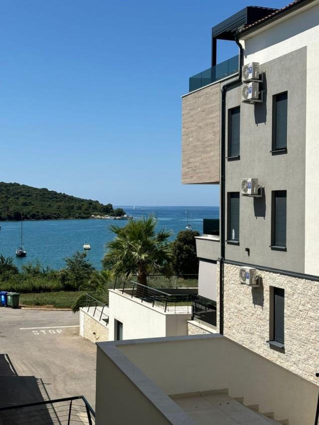 ISTRA, MEDULIN - Luksuzni stan prvi red do mora s terasom i bazenom!