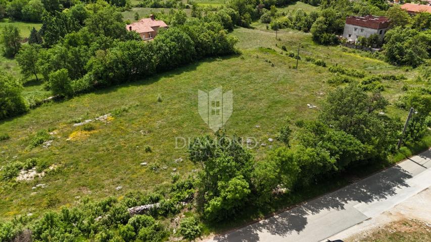 GRAĐEVINSKO ZEMLJIŠTE, 2 KM OD CENTRA LABINA