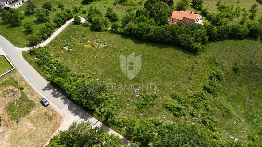 GRAĐEVINSKO ZEMLJIŠTE, 2 KM OD CENTRA LABINA
