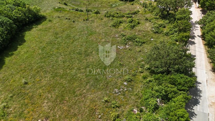 GRAĐEVINSKO ZEMLJIŠTE, 2 KM OD CENTRA LABINA