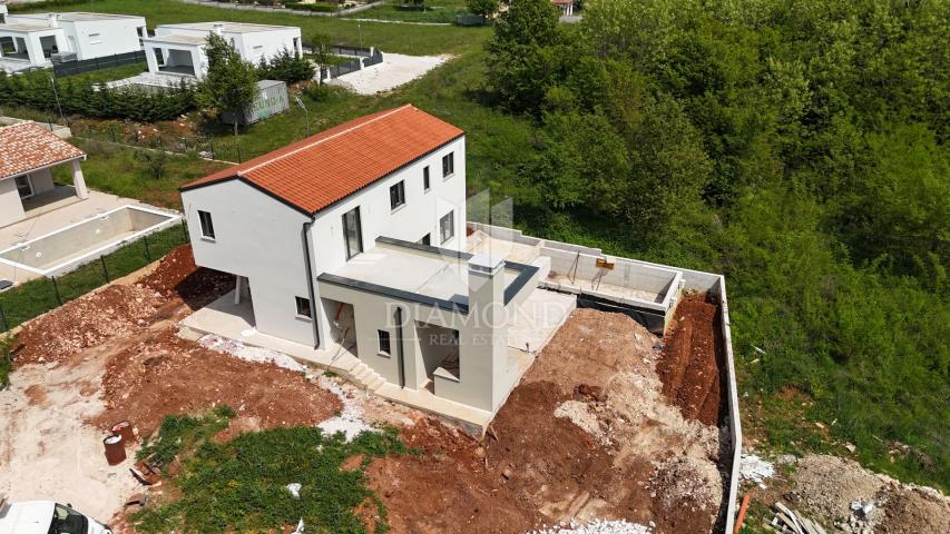 Kuća s bazenom u izgradnji, okolica Labina